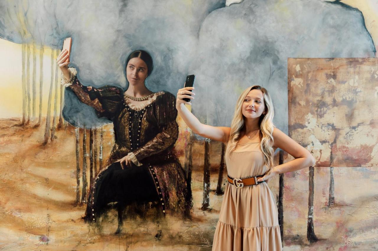 Ette Luxury Hotel & Spa Four Corners ภายนอก รูปภาพ Self-portrait with a model