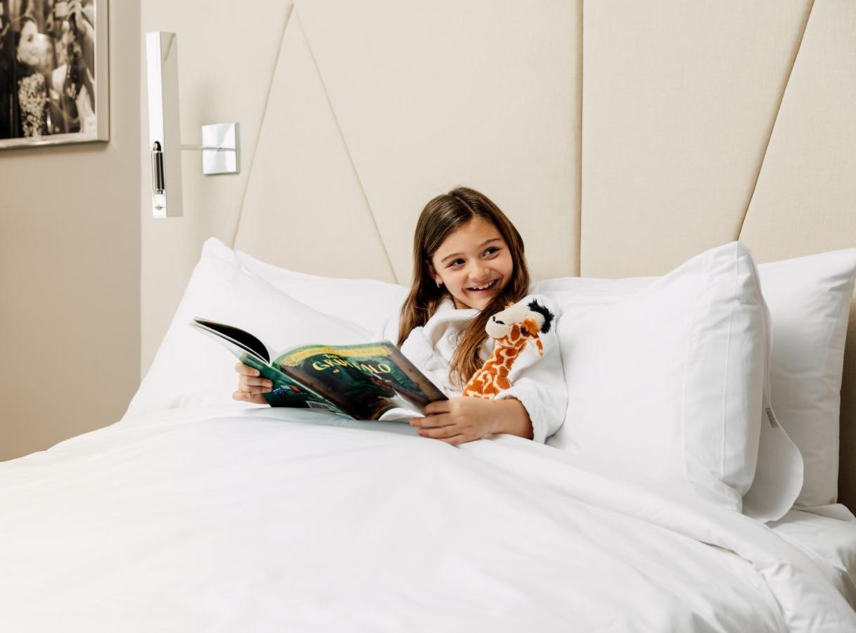 Ette Luxury Hotel & Spa Four Corners ภายนอก รูปภาพ A child in a hotel room