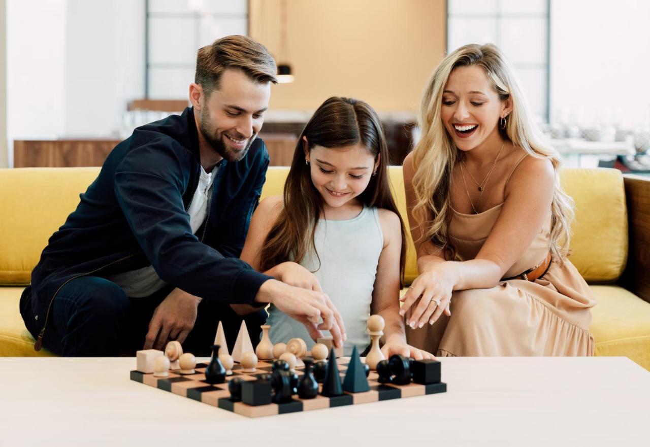 Ette Luxury Hotel & Spa Four Corners ภายนอก รูปภาพ A family playing chess