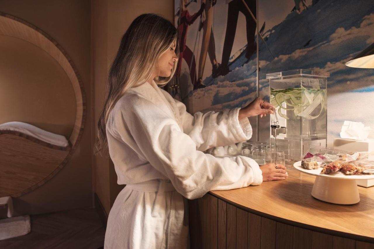 Ette Luxury Hotel & Spa Four Corners ภายนอก รูปภาพ A woman wearing a bathrobe